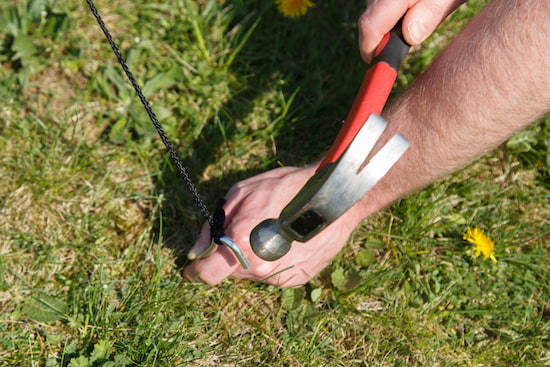 09-schritt-spannschnurr-am-boden-befestigen