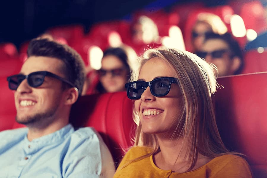 2 personas con gafas 3D en el cine